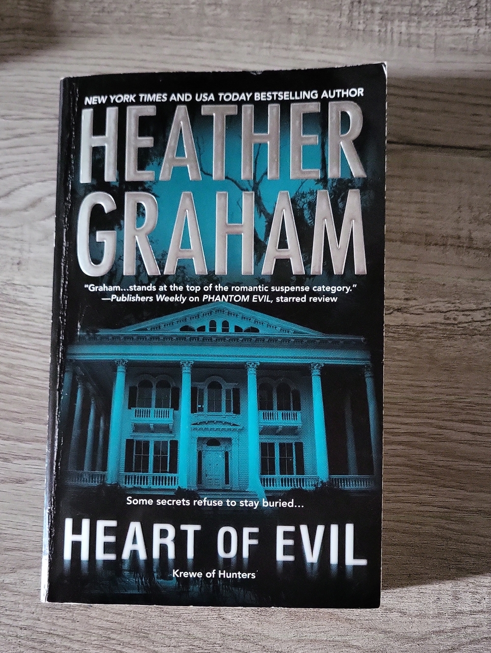 3/$18! Heart of Evil Book - Heather Graham